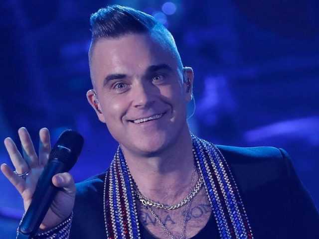 Robbie Williams celebra 25 anos de carreira solo regravando “Angels” com orquestra. Veja!