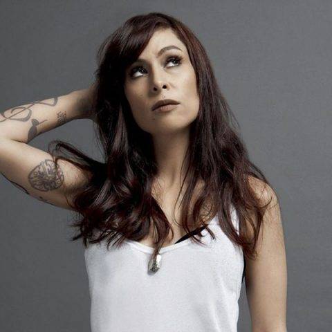 Pitty é “mulher poderosa” em ensaio editorial para revista feminina