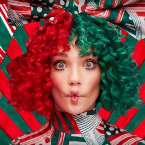 Assista a “Santa’s Coming For Us”, novo clipe de Sia