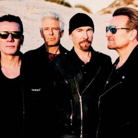 Integrantes do U2 fazem show acústico surpresa em metrô de Berlim