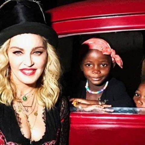 Filhas de Madonna treinam o português com funk brasileiro