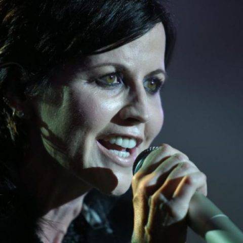 Motivo de morte da vocalista do The Cranberries ainda não foi confirmado