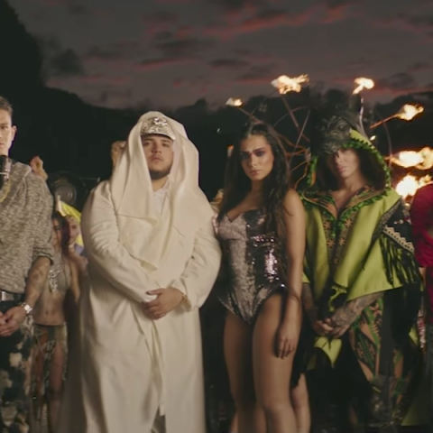 Assista a “Machika”, novo clipe de J Balvin e Anitta