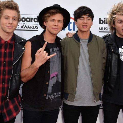 5 Seconds Of Summer lança single inédito e anuncia show no Brasil