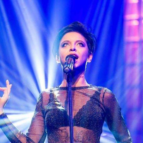 Kell Smith lança “Bem Mais Que Refrão”, nova música com videoclipe