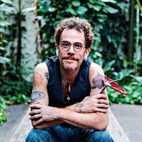 Nando Reis divulga versão voz e violão de “Pomar”