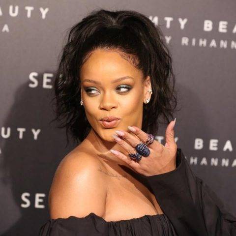 Rihanna aposta em lançamento de linha de lingerie