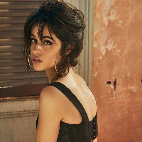 Camila Cabello apresenta as novas “Sangria Wine” e “Scar Tissue”
