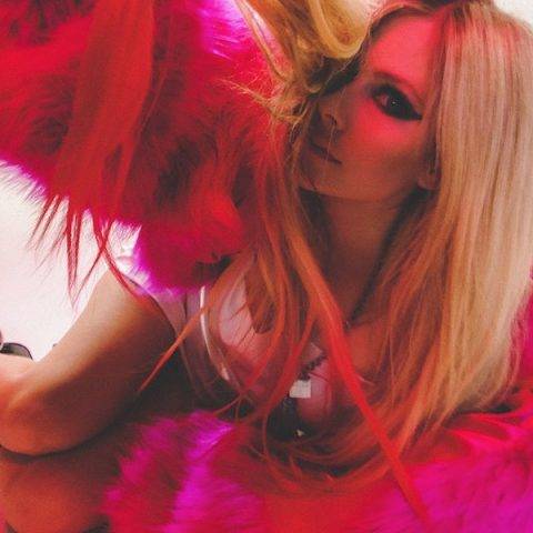 Avril Lavigne lança clipe da canção “Love It When You Hate Me“