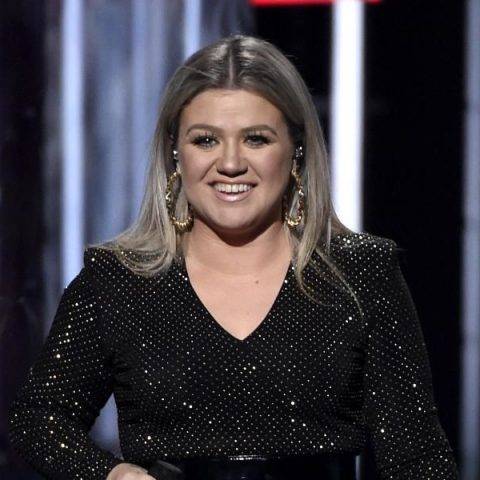 Kelly Clarkson canta hit “Cold Heart”, de Elton John e Dua Lipa
