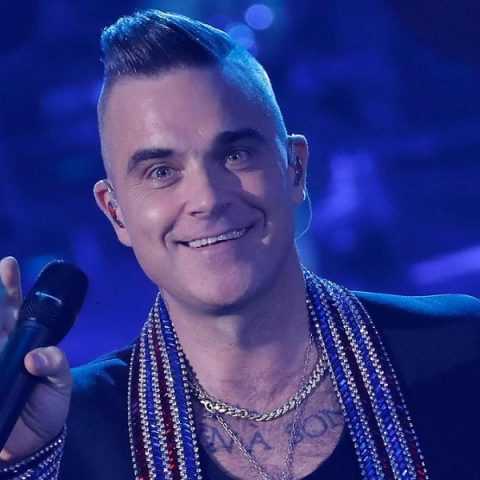 Robbie Williams celebra 25 anos de carreira solo regravando “Angels” com orquestra. Veja!
