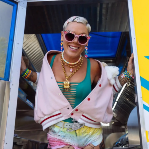 Pink lança “Never Gonna Not Dance Again”, com clipe cômico