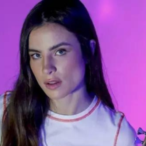 Giulia Be divulga faixa que irão compor LP “Disco Voador“